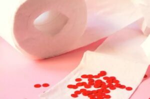 que significa sangre en las heces